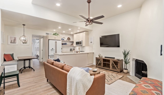 Exceptional community! Biltmore/Arcadia location. Impeccable! King Bed! in Phoenix