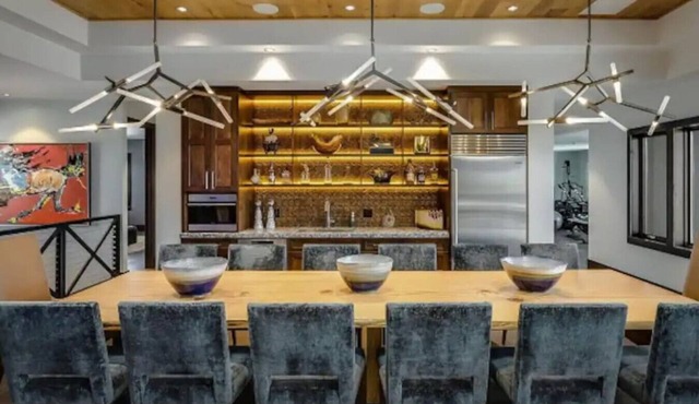 Exclusive Villa with Expansive Space &Private Bar in Foxfield