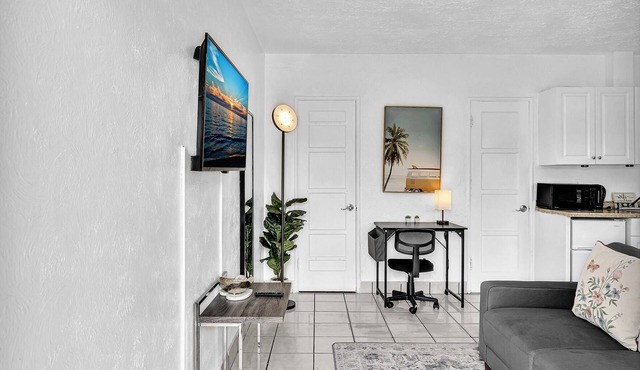 Executive Studio @ Hollywood Blvd & Near Beach in Hollywood