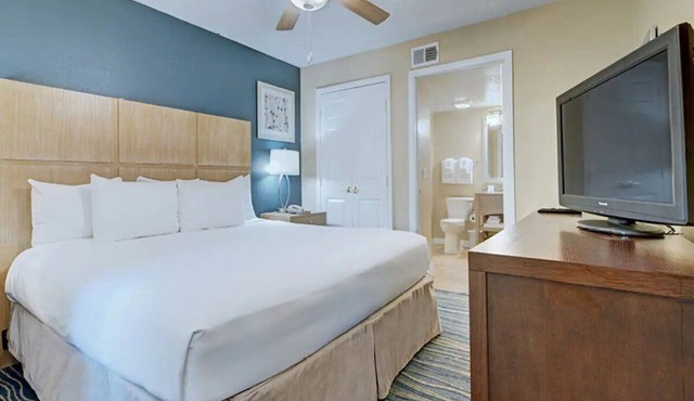 Experience an Inviting Villa Ideal for Families Visiting Orlando w/Outdoor Pool in Clermont