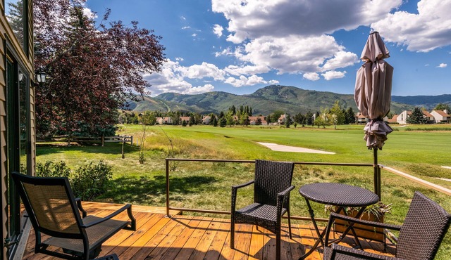 Experience luxury at Park City Lakeview Cottage 01, 2 beds, stunning ski slope views.