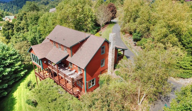 Experience mountain views in this 3-bedroom chalet, perfect for family getaways in Boone, NC. in Boone