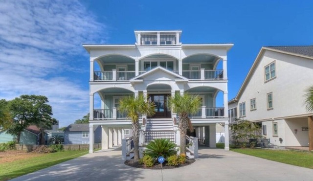 Exquisite 5 bedroom, 3.5 bath home close to the beach, and handicap accessible! in North Myrtle Beach