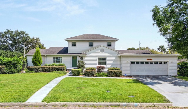 Fairmount Manor off of Lake Hollingsworth. Games, Gym, and Gather! Sleeps 8