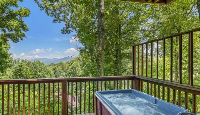 Fall Season Mtn Views, Hot Tub, Sauna, close to Downtown!