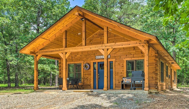 'Falling Star' Eagletown Cabin w/Hot Tub: Pets OK in Eagletown