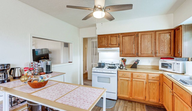 Farmington Family House: 4 Mi to Lake!