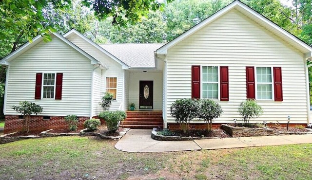 Fenced yard close to downtown Wake Forest and 20 min to Raleigh
