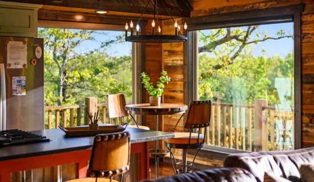 Fireplaces, hot tub, romantic cabin perfect for a honeymoon or a getaway for two in Ringold