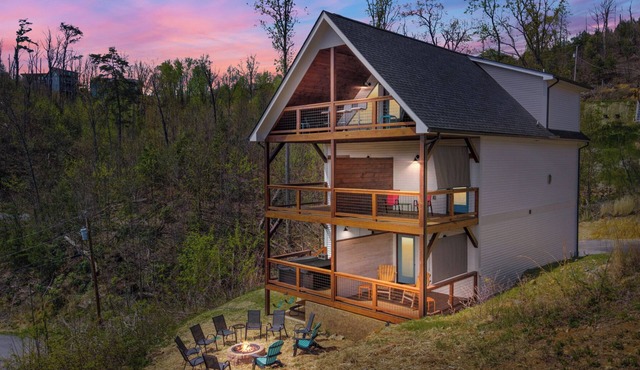 Flat 4bedrm Chalet Village with outdor spaces, 2 picnic tables,firepit,kids area