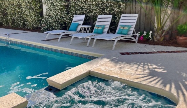 Free Golf Cart! Walk to Beach & Village. Heated Pool! 2 Kings, 1Queen, 2 Doubles