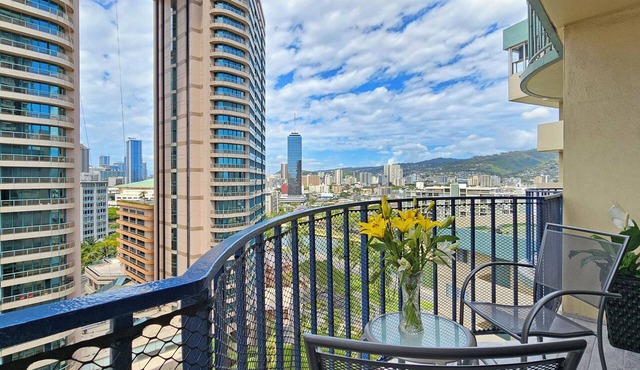Free Parking, Beach Gear Included, 2BR 1BA in Waikiki