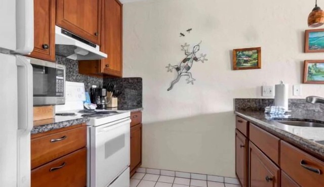 Garden Oasis: Reconnect with Nature! Room w/Balcony! 3 Outdoor Pools + Parking