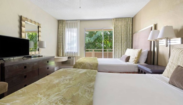 Garden Oasis: Reconnect with Nature! Room w/Balcony! 3 Outdoor Pools + Parking
