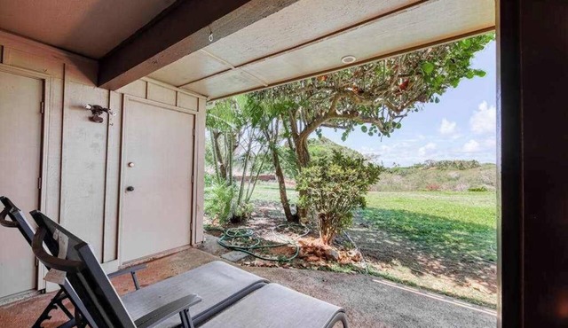 Garden-View Molokai Condo with Lanai, Pool & Walk to Beach