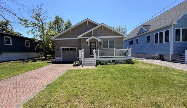 Geat home walking distance to shops and restaurants
