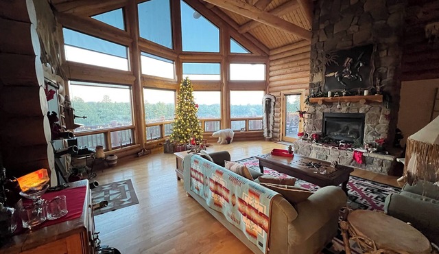 Gorgeous Log Cabin estate with hot tub, views, privacy and sauna !