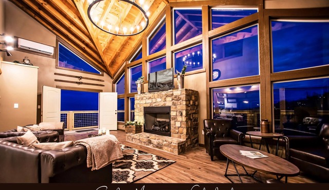 Gorgeous Luxury Cabin! 360 Views, Fire Pit, Theater Room - Prime Location!