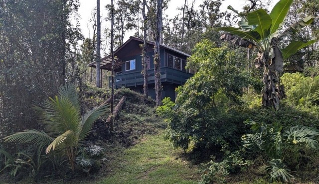 Gorgeous, Newly Built, Cabin- Off the Grid & 10 Minutes from Black Sand Beaches!
