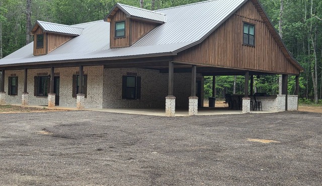 Gorgeous rustic modern home tucked away in Texarkana - 4 bedrooms available