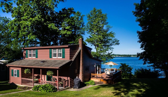 Great Fall Rental on Finger Lakes Wine Trail: Owasco East Side Lakefront in Auburn