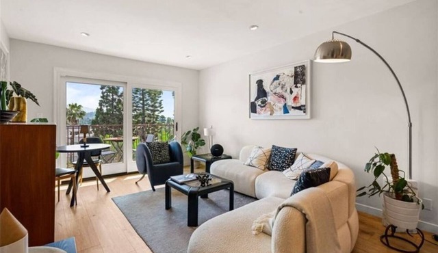 Griffith Park steps away , charming & convenient in Los Angeles