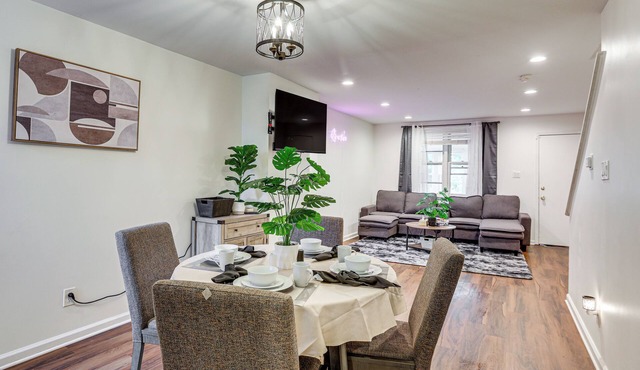 Groups & Pets Welcome! Spacious Philly Rowhouse