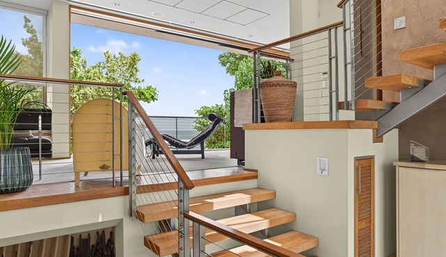 HaleGator by Gather: Award-Winning Oceanfront Home w/Rooftop Lanai & Views