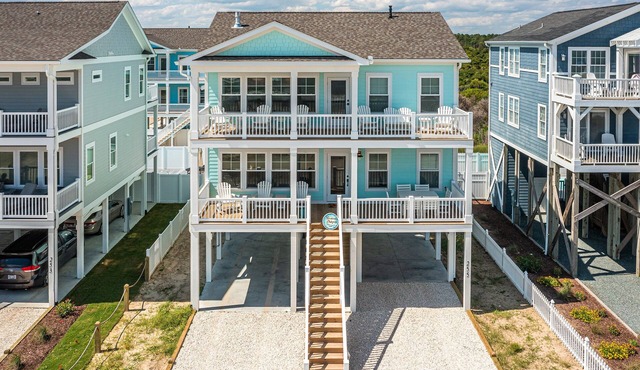 Heaven's Outpost: Waterfront retreat with private pool, beach access, fast WiFi & two decks