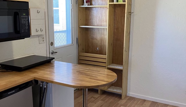 Hideaway loft apartment on quiet street with great conveniences. n