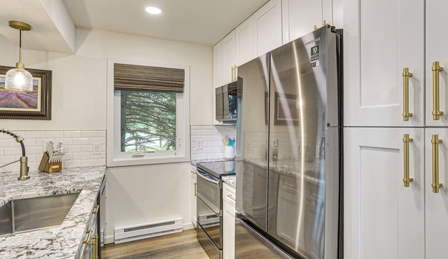 Hike, Ski & Golf: Fully Renovated Edwards Townhome