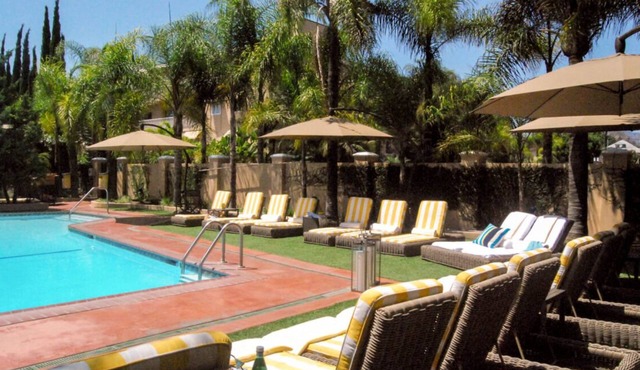 Hiking Break at Runyon Canyon Park! 4 Pet-friendly Rooms, Pool, Onsite Parking!