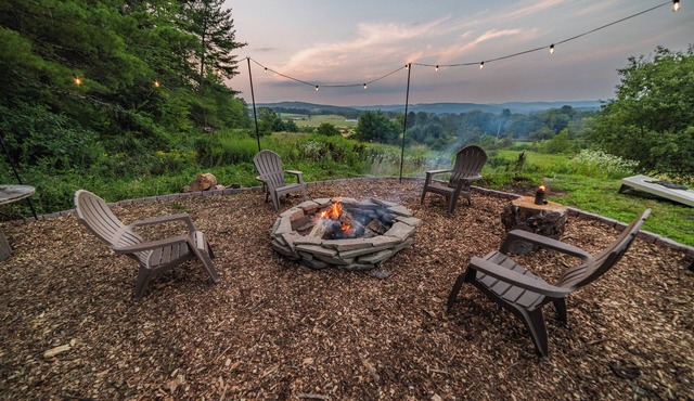 Hillside Haven with Pool Table, King Bed, Outdoor Firepit and Great Views!