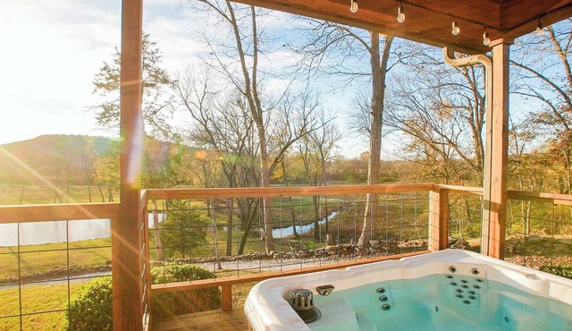 Hilltop Haven Pool, Hot Tub & Game Loft in Fayetteville