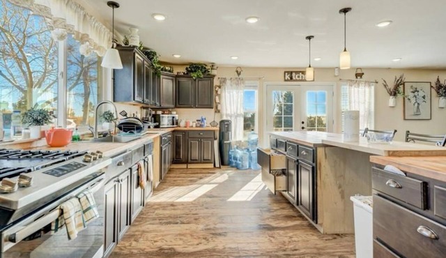 Hilltop Ranch Style Home with Gorgeous View for Big Groups, Retreats, Events OK