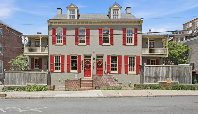Historic 8 Bedroom Luxury Retreat - Hot Tub - Sleeps 20+ - Walk Downtown