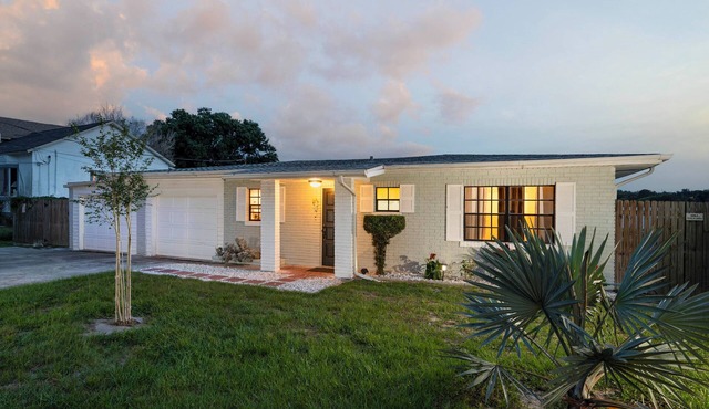 Hook, Line & Leisure: Lakefront Gem w/Porch! in Winter Haven