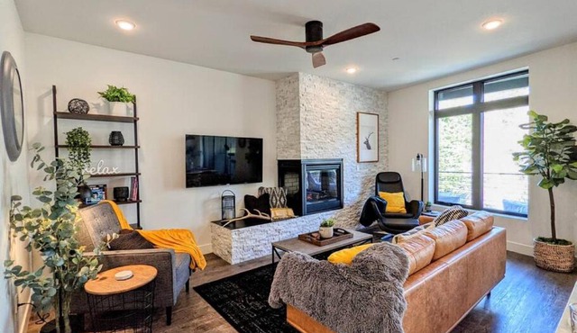 HostWise Stays - The River West - Hot Tub, Parking, Fire Pit, and more