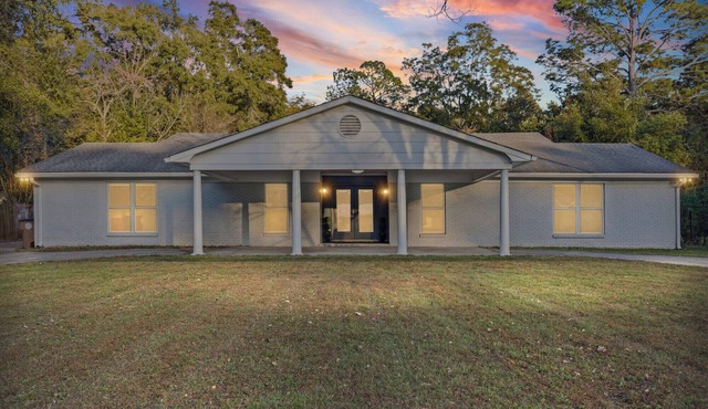 Huge 4-bedroom house in Mobile with stunning enclosed pool and open floorplan