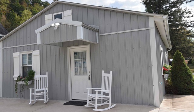 Hydrangea Hideaway Charming One or Two-Person Getaway Studio in Historic Bedford in Bedford
