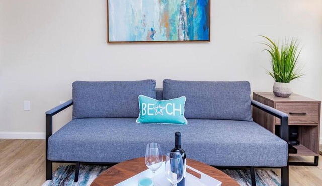 Ilikai Collection 6- Stylish 1BR- Mountain View- Beachfront Resort
