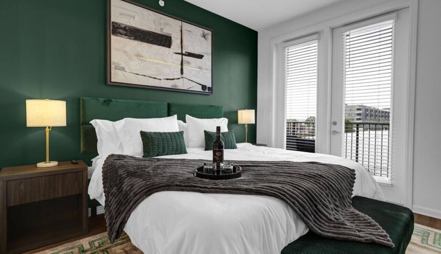 Intimate Flat w/Pool, Gym, & Stunning City Views