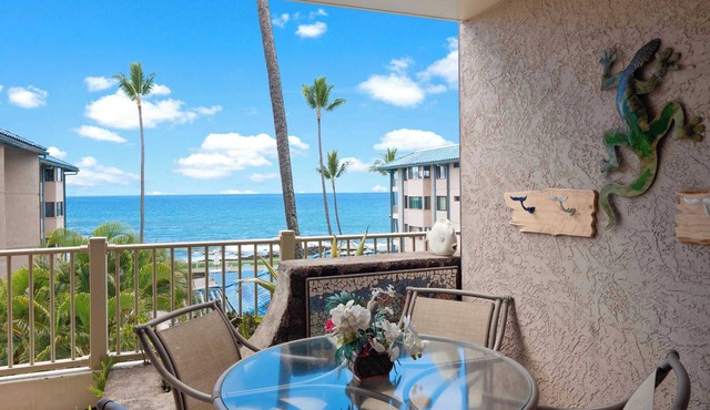 Kona Reef F2 – Charming Oceanfront Condo for 4!