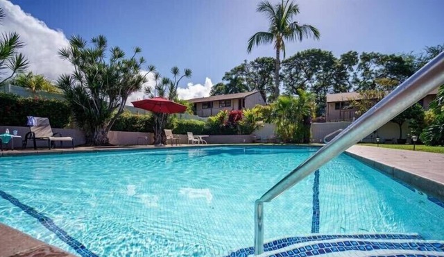 Lahaina 1 Block to Front St Shared 2 Bedroom Condo, 1 Private Bedroom For Guests