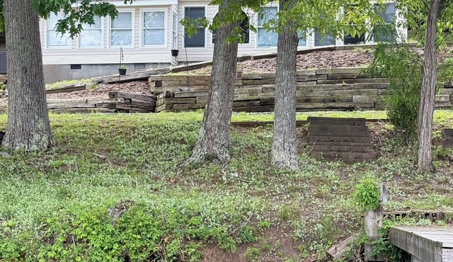 Lake front,quiet location,yet close to all Hickory shopping,parks,hospitals, LRU in Hickory