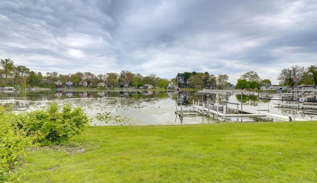 Lake Webster Retreat: Pier, Kayaks & Fire Pit in North Webster