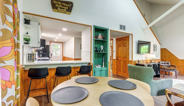 Lakefront Cabin < 3 Mi to Dtwn Eureka Springs!