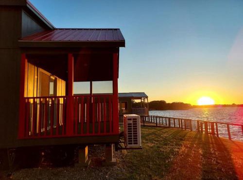 Lakefront Cottage with Hot Tub & Sunset Views in Pittsburg
