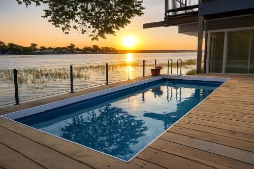 Lakefront, Pool, TreeHouse, 10BR, GameRoom, Hottub in Azle