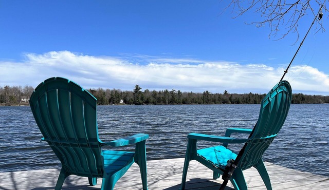 LAKEFRONT Rustic Retreat- Hot Tub, Gameroom, Firepit, Kayaks, Dock, BBQ